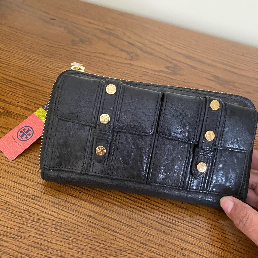 NWT Tory Burch Wallet with gold adornments